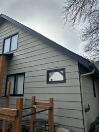This color combination not only highlights the architecture but also blends beautifully with Oregon’s natural surroundings.